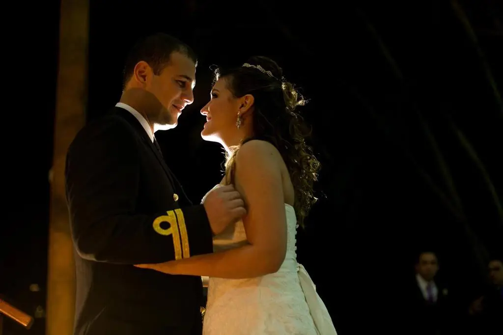 Casal em momento de reencontro e cumplicidade